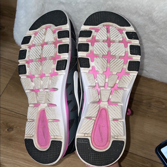 Nike Women's Training Fitsole Athletic Shoes - Picture 6 of 7